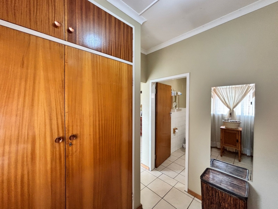 6 Bedroom Property for Sale in Flamwood North West